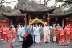 （新春走基层）四川眉山民俗盛宴让八方宾朋热闹过大年