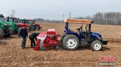 “土专家”现场教学 山西屯留农机“体检”助春耕